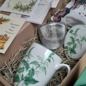 UPOMINEK PREZENT zestaw herbata ziołowa WIOSENNE OCZYSZCZENIE+ kubek z zaparzaczem motyw pokrzywy + GRATIS