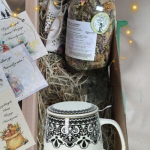 UPOMINEK PREZENT zestaw herbata ziołowa BUKIET DLA NEREK I STAWÓW + kubek z zaparzaczem czarny ornament + GRATIS